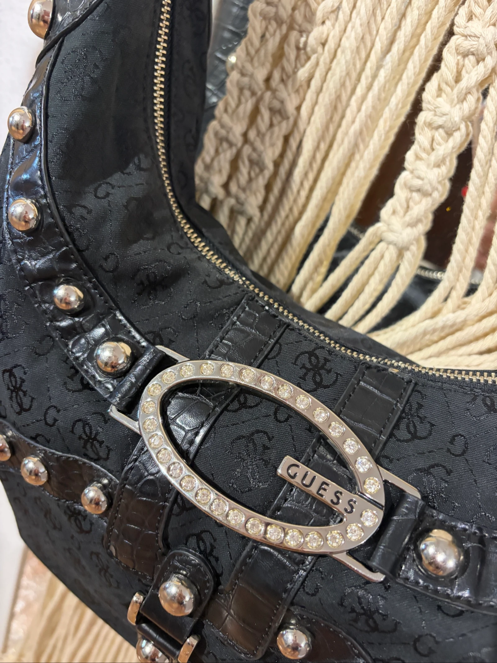 Sac à épaule clouté noir vintage Y2K Guess – Début des années 2000 – photo 11